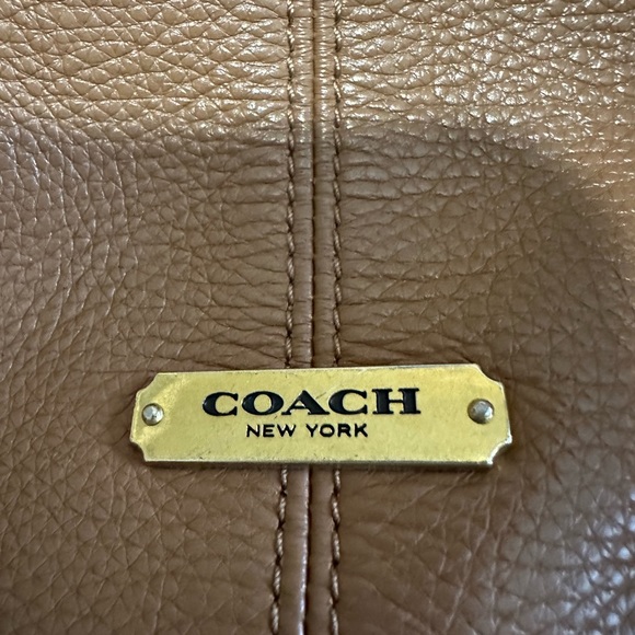 This Coach shoulder bag is wonderful for everyone! - Picture 2 of 8